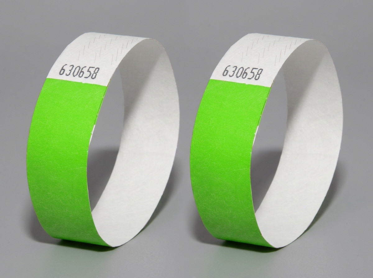 Comparaison côte à côte d'un bracelet Tyvek et d'un bracelet vinyl PVC avec impression haute définition d'un même logo de festival